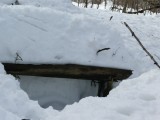 Lavička pri studničke pod Mesačnou Lúkou zavalená snehom