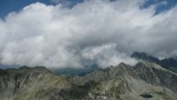 Z Východnej Vysokej sa ukázali aj Belianky, vpravo dole Ľadové Pleso