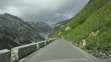 Cestou na Passo Stelvio; úbočím vzadu idú strmé serpentíny.