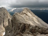 Smerom na juh sa Plattkofel (2958m) zvažuje plochými suťoviskami