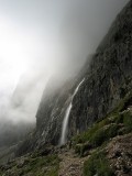 Tretí deň: Ferrata Tridentina (Pisciadu) - rozpúšťajú sa ranné hmly a nástup nás vedie okolo vodopádu