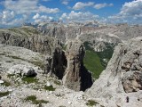 Čaká nás zostup zaisteným chodníkom v strmom údolí Val Setus