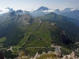 Ku chate Lagazuoi (2752m) sa rozšafne vezieme lanovkou a za pár minút máme pre sebou celkom bez námahy panorámu väčšiny najvýznamnejších vrcholov Dolomitov.