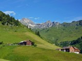 Najvyššie vrcholy pohoria dosahujú výšku nad 2700m, ale my volíme výstup na vrch Karhorn (2416).