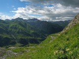 Zo sedla sa nám otvorí pohľad na Lechtalské Alpy nad lyžiarskym strediskom Lech.