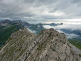 Vrcholové pohľady na Lechquellengebirge. Fotky zo zostupu nenasledujú, lebo sme ledva utiekli pred dažďom :)