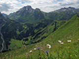 Na východe dominanta a druhý najvyšší vrch pohoria, Rote Wand (2704 m).