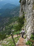 Alternatívny (a atraktívnejší) prístup je od vrcholovej stanice kabínovej lanovky na Untersberg cez vrchol Salzburger Hochthron (1.853 m), sedlo Mittagsscharte a následný  zostup po sérii rebríkov Thomas-Eder-Steig.