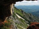 Cesta Thomas-Eder-Steig vedie zaujímavo vysekaná v skale.