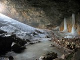 Prehliadka Schellenberger Eishöhle s jaskyniarom trvá asi 40 minút