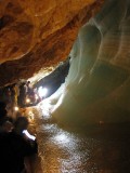 Jaskyňa je osvetlená len svetlom karbidových lampičiek, ktoré návštevníci vyfasujú od sprievodcu.