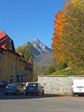 Z Tatranskej Lomnice vidno Slavkovský štít už od začiatku cesty na Skalnaté pleso