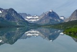 Druhy den presun do udolia Many Glacier, hreben  Garden Wall sa krasne odraza na hladine jazera Sherburne Lake.