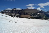 Dalsi den vyjazd autom na sedlo Logan Pass. Hoci je zaciatok jula, vsetko je este pod snehom.