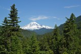 Prvý pohľad na Mt. Rainier z cesty do národného parku.