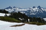 Na zostupe z vyhliadkového miesta Glacier Vista obdivujeme v diaľke mohutný vrchol sopky Mount Adams. 