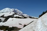 Mount Rainier sa nám ukazuje zo severnej strany.