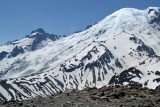 Z vrcholu Burroughs Mountain sa pozeráme na ľadovec Emmons Glacier na severe Mt. Rainier.