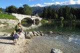 Bohinjsko jezero južne od Triglavu, kde sa akoby náhodou odohráva časť rodinnej dovolenky