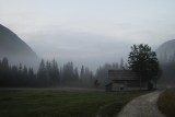 Vyrážam o 6 zo Starej Fužiny, dedinky kúsok od jazera. Brieždenie v doline Voje, nad prielomom potoka Mostnica.