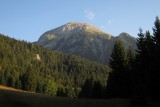 Tošc, 2275 m z lúky Grintovica, popod kopec ide traverz bežnejšej výstupovej trasy z Rudno Polje