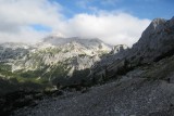 Po skoro 4 hodinách stretávam prvých turistov po napojení sa na chodník z Rudno Polje, v hmle vzadu Triglav