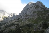 Chata Vodnikov dom 1817 m, pauza, goveju juhu majú našťastie aj o 10-tej ráno. Po 1300 m stúpania presne to potrebujem.