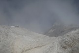 Pokračujem sutinovým chodníkom na chatu Planika 2401 m.