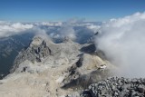 A je to zariadené tak, aby každý aj vyšiel - z dvoh strán sú do 1,5 h pod vrcholom veľké chaty - toto je Kredarica 2515 m 