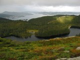 Z Bergenu stúpame cez Floyen ponad jazero Storediket, v diaľke fjord Byfjorden. Bergen je najdaždivejšie miesto v Nórsku a naozaj: blíži sa lejak...