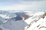 Kaunertal, este JZ stredisko od Stubaiu. Výhlad so sedla kam sa vyveziete kotvou.