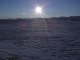 Slnko na snehovych planach za Jazernicou sa sklana na ustup