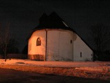 Kostolik v dedinke Jazernica pri nocnej prechadzke