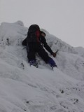 Andrej lezie v skale pokrytej nepríjemným labilným snehom
