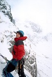 V doline sa prevaľujú hmly, ale pravému alpinistovi pohráva úsmev na perách