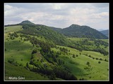Pohľad zo stráne Vysokého Vrchu na Kyčeru a Vysokú Skalku (najvyšší vrch v PIENAPe).