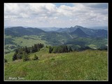 Výhľad z Vysokého Vrchu na vrcholčeky PIENAPu, v pozadí (na pravej strane) je vidieť Tri Korunky.