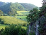 Letný večer z vrcholu skál, liať začne až za pár hodín