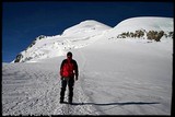 Sedlo Brenva, v pozadí Mont Blanc.