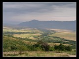 Pohľad na údolie oddeľujúce pohorie Retezat a Sebeş = Munţii Şurean  (vidieť v diaľavách na horizonte).