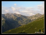 Pohľad na spojovací hrebeň, v ľavej časti je vidieť vrchol Vf.Custura (2457 m) a v pravej časti vrchol Vf.Pãpuşa (2508 m).