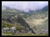 Pleso Gales, fotené z Porţile-Ĩnchise (lokalizované na sever od hlavného hrebeňa).