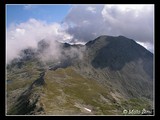 Spätný pohľad na Vf.Pãpuşa, ktorá nam deň predtým dala košom a radšej sa ukryla v oblačnosti.