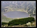 Jazero Zãnoaga (1997 m) z vtáčej perspektívy.