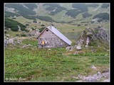 Chalúpka strýka Toma, alias chatŕčka horskej služby. V jej susedstve je zriadene aj oficiálne miesto na kempovanie. Keď sme tam boli, nebola tam ani noha.