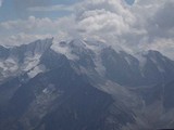 ten najvyšší v ľavo je Hochfeiler 3510 m so svojou impozantnou severnou stenou (vľavo od vrcholu)