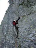 Andrej a lezenie v peknej monolitickej skale