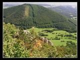 Pohľad z hrebeňa vršateckých skál do sedla.