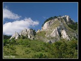 Skalné úbočie Vršateckého bradla nad dedinkou V.Podhradie.