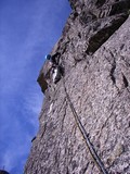 
            Druhá dĺžka Tuláka, hore čaká boulder cez previsnutý kútik          